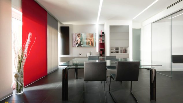 Ristrutturare casa stile moderno. Soggiorno con Pavimento nero.