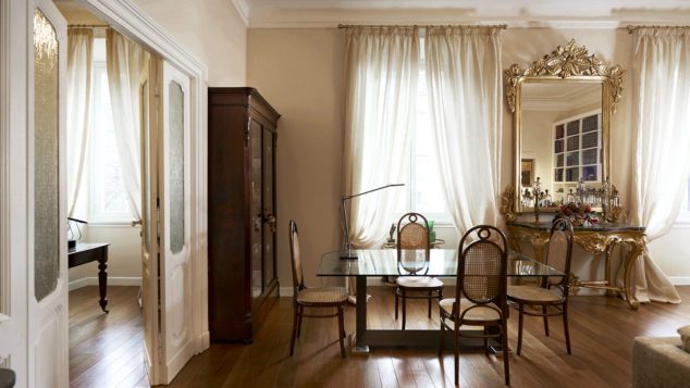 Soggiorno stile classico con parquet a listoni