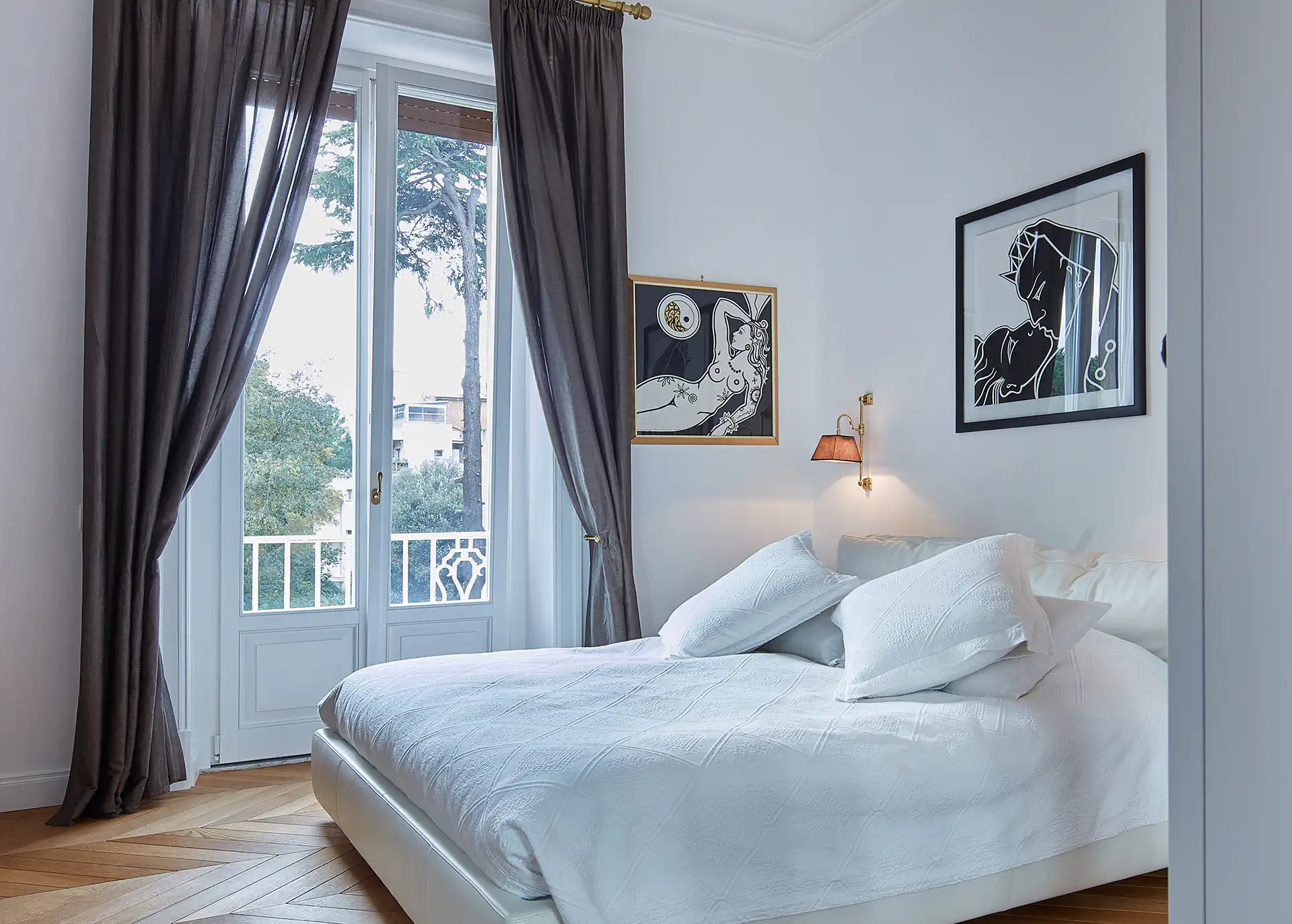 Camera da letto ristrutturata a Roma con parquet a spina e arredi di lusso in stile contemporaneo