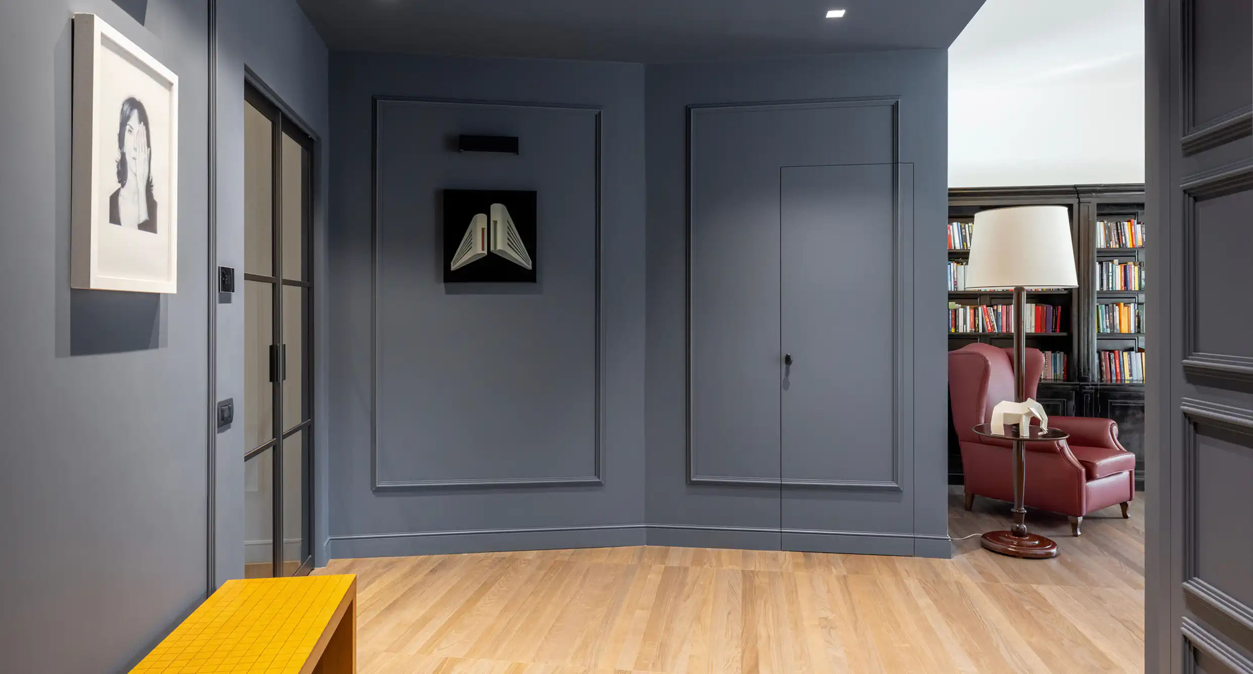 Ingresso ristrutturato a Roma in stile classico-moderno con boiserie, parquet e palette contemporanea