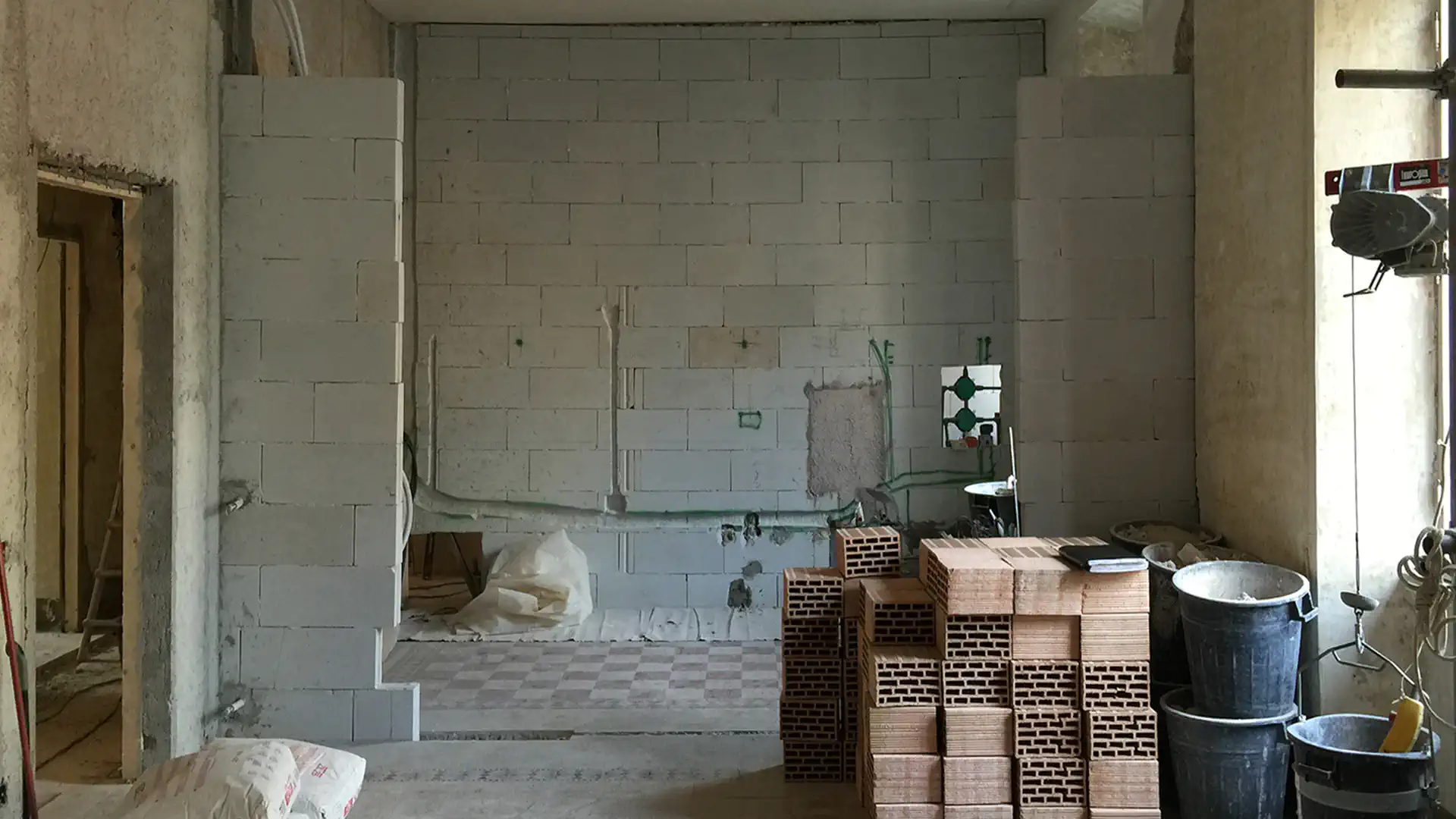 Cucina in muratura prima della ristrutturazione in un appartamento d'epoca nel quartiere Trieste a Roma