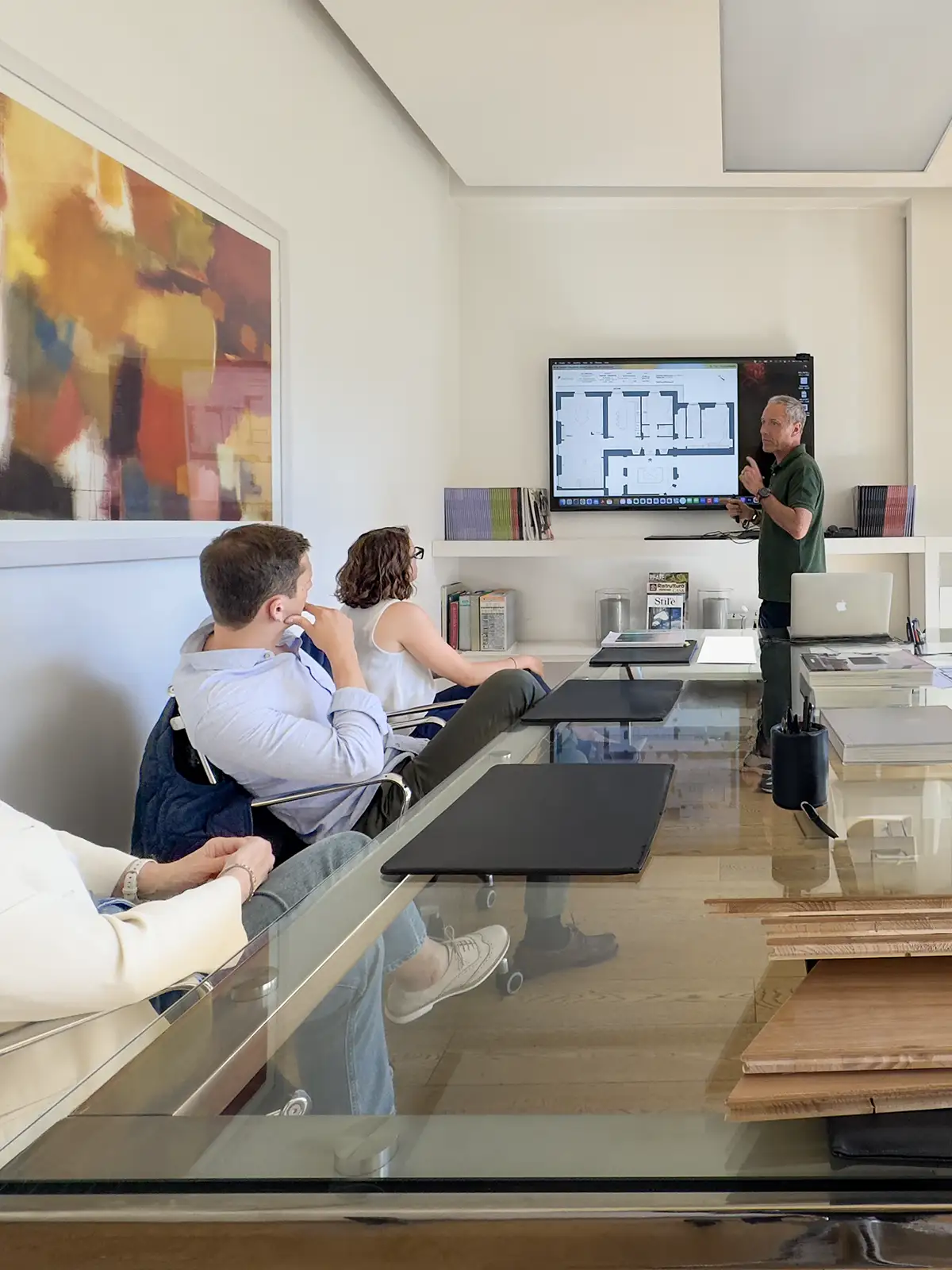 Architetto Gruppo Castaldi presenta il progetto di ristrutturazione di una casa a Roma durante un incontro con i clienti.