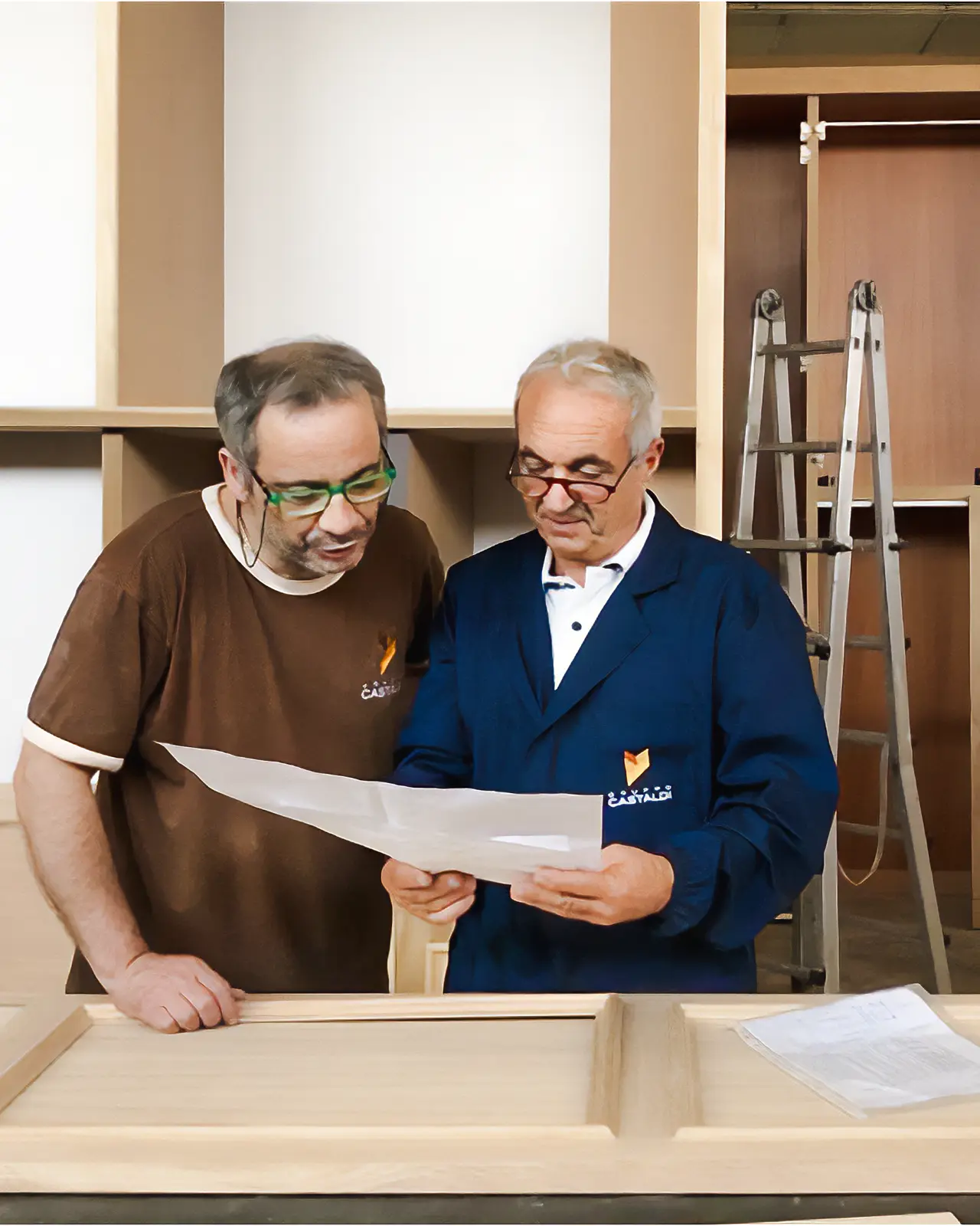 Falegnami del Gruppo Castaldi realizzano mobili su misura durante una ristrutturazione di interni a Roma.