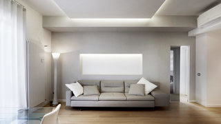 Ampio soggiorno con divano e zona relax. Ristrutturazione Eur Roma. (Progetto Blanche)