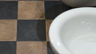 Dettaglio architettonico con piastrelle nere e beige. Ristrutturazione Trieste Roma. (Progetto london-in-rome)