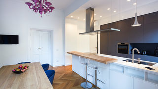 Cucina moderna con piano in legno - Ristrutturazione Parioli Roma